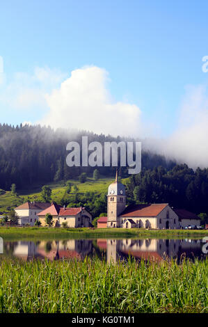 Grande vue d'abbaye lake et son église abbatiale, également connu sous le nom de grandvaux lac, ou lac grande rivière dans le jura, france Banque D'Images