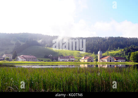 Grande vue d'abbaye lake et son église abbatiale, également connu sous le nom de grandvaux lac, ou lac grande rivière dans le jura, france Banque D'Images