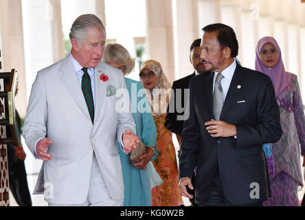 Le prince de Galles, suivi par la duchesse de Cornouailles (cachée à gauche) marche avec le sultan de Brunei pendant qu'ils assistent à un thé au Sultan du palais de Brunei à Bandar Seri Begawan, Brunei. Banque D'Images