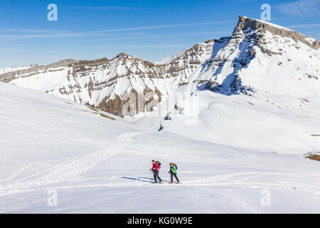 Couple est des randonnées en raquettes en hiver alpin montagnes. Bavière, Allemagne. Banque D'Images