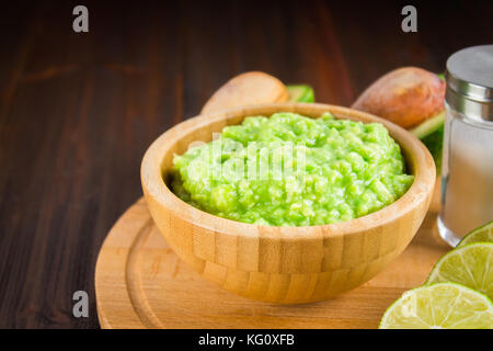 Avocado guacamole mexicain sur molcajete procédure traditionnelle. Banque D'Images