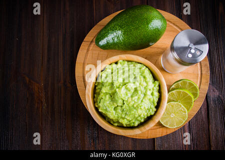 Avocado guacamole mexicain sur molcajete procédure traditionnelle. Banque D'Images