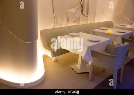 Le restaurant "ue Mesure' au Mandarin Oriental à Paris. Cook : Thierry Marx. La salle à manger Banque D'Images