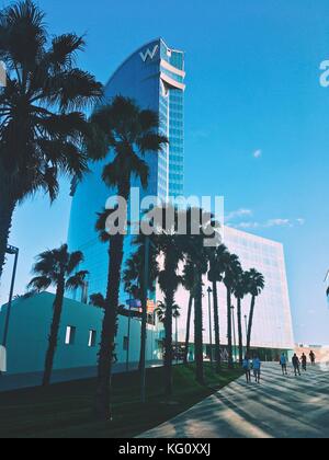 Barcelone, Espagne - octobre 2017- conçu par l'architecte Ricardo Bofill, le gratte-ciel moderne hôtel w, surnommé sail hôtel hôtel vela est situé dans le quartier de Barceloneta. Banque D'Images