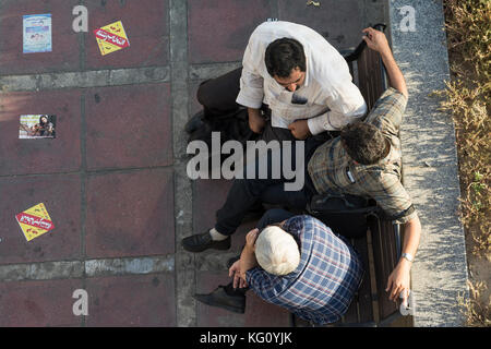 Téhéran, Iran - le 16 août, 2017 hommes assis sur les banc de la porte et de parler les uns avec les autres. haut viewpoint Banque D'Images