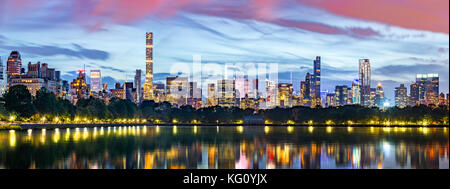 New york city panorama. Jacqueline Kennedy Onassis reservoir reflète la midtown skyline dans Central Park. Banque D'Images