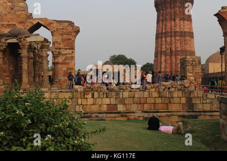 Un couple étranger profitant d'un moment de qualité ensemble, loin du troupeau de touristes au complexe Qutub Minar, un site du patrimoine mondial de l'UNESCO Banque D'Images