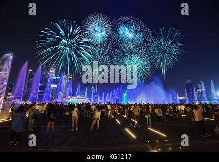 Singapour - Aug 19, 2017 : les touristes visiter spectra - light & water show à Marina Bay Sands à Singapour avant Banque D'Images