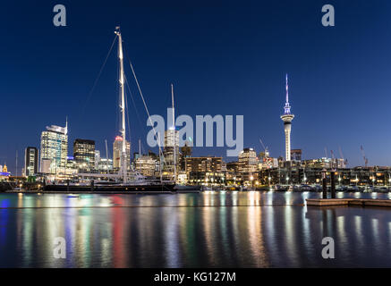 Auckland cityscape at night du viaduc harbour marina avec le quartier des affaires, en arrière-plan de la plus grande ville de Nouvelle-Zélande Banque D'Images