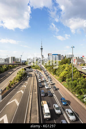 Trafic lourd le long de la jonction de plusieurs autoroutes spaghetti dans Auckland, Nouvelle-Zélande plus grande ville sur une journée ensoleillée. Banque D'Images