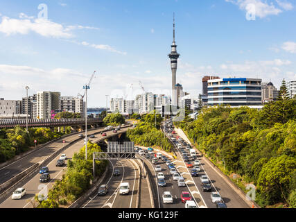 Trafic lourd le long de la jonction de plusieurs autoroutes spaghetti dans Auckland, Nouvelle-Zélande plus grande ville sur une journée ensoleillée. Banque D'Images