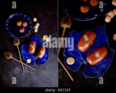 Gâteau de pommes de terre au chocolat avec de la poudre d'or sur le bleu profond de la plaque. Une œuvre d'art culinaire Banque D'Images