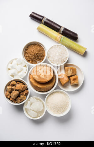 Jaggery, variété de sucre et canne à sucre - sous-produits de canne à sucre ou Ganna placés sur fond moody. Mise au point sélective Banque D'Images