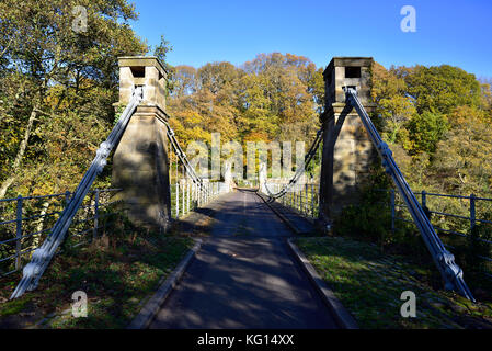 Pont Whorlton, County Durham, sur la Rivière Tees, conçu par John Green. Il est le plus ancien pont suspendu s'appuyant sur chainwork original. Banque D'Images