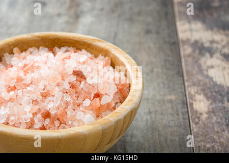 Sel de l'himalaya dans un bol sur la table en bois Banque D'Images