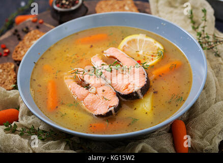 Soupe de poisson du saumon avec des légumes dans un bol. Banque D'Images