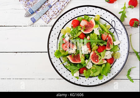 Facile salade végétarienne aux figues, les fraises, les raisins, le fromage bleu "orblu» et laitue. Télévision. Vue de dessus Banque D'Images