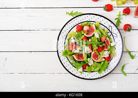 Facile salade végétarienne aux figues, les fraises, les raisins, le fromage bleu "orblu» et laitue. Télévision. Vue de dessus Banque D'Images