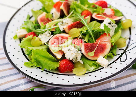 Facile salade végétarienne aux figues, les fraises, les raisins, le fromage bleu "orblu' et la laitue. Banque D'Images