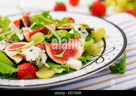 Facile salade végétarienne aux figues, les fraises, les raisins, le fromage bleu "orblu' et la laitue. Banque D'Images