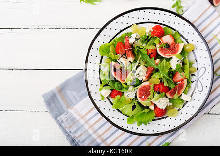 Facile salade végétarienne aux figues, les fraises, les raisins, le fromage bleu "orblu» et laitue. Télévision. Vue de dessus Banque D'Images