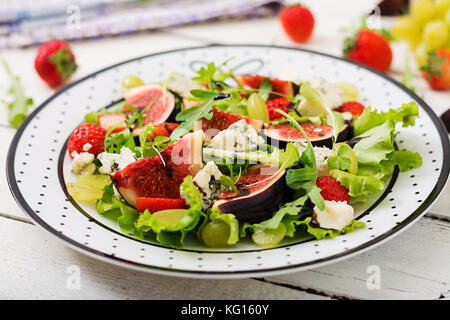 Facile salade végétarienne aux figues, les fraises, les raisins, le fromage bleu "orblu' et la laitue. Banque D'Images