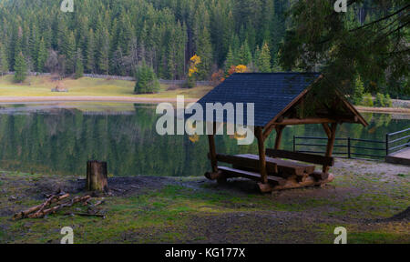 Table de pique-nique en bois et banc au bord du lac Banque D'Images