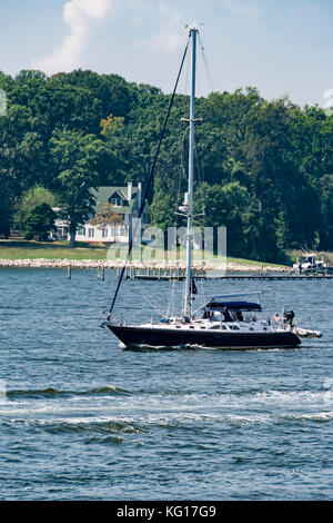 Voilier sur la rivière Severn près de l'US Naval Academy à Annapolis, Maryland, USA Banque D'Images