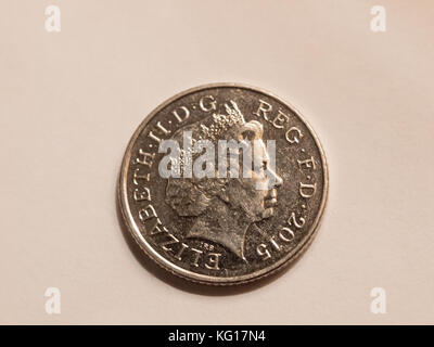 Close up of Queen's head sur pièce sur fond blanc argent 10 penny essex ; ; Angleterre ; uk Banque D'Images