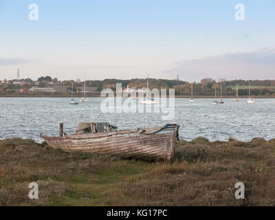 Vieux bateau abandonné en ruine sur le bord extérieur de la côte en décomposition ; rivière ; Essex, Angleterre, Royaume-Uni Banque D'Images