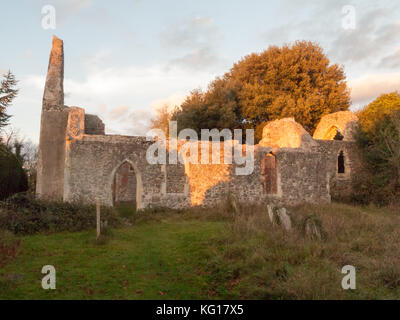 Ancienne église abandonnée en ruine à l'extérieur de alresford coucher de briques pierres ; Essex ; Angleterre ; uk Banque D'Images