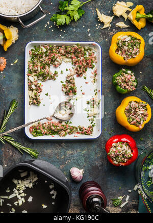 Poivrons paprika colorés bell préparation de la farce avec le riz et la viande hachée sur table de cuisine rustique, vue de dessus d'arrière-plan Banque D'Images
