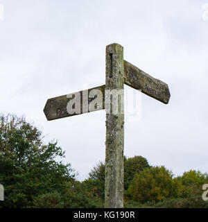 Panneau pour les marcheurs, les cyclistes sur la réserve naturelle locale commun Turbary, Dorset, UK Banque D'Images