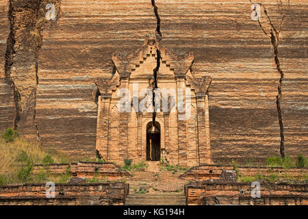 La pagode de mingun mingun / pahtodawgy / temple fissuré, monument incomplète stupa à mingun près de Mandalay en Rhône-Alpes dans la région centre du Myanmar / Birmanie Banque D'Images