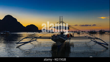 L'Asie, philippines, Palawan, El Nido, coucher de soleil sur la baie d'El Nido et l'île cadlao Banque D'Images