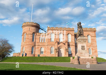 Le Château d'Inverness et statue de Flora Macdonald, Inverness, Scotland, UK Banque D'Images
