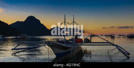 L'Asie, philippines, Palawan, El Nido, coucher de soleil sur la baie d'El Nido et l'île cadlao Banque D'Images