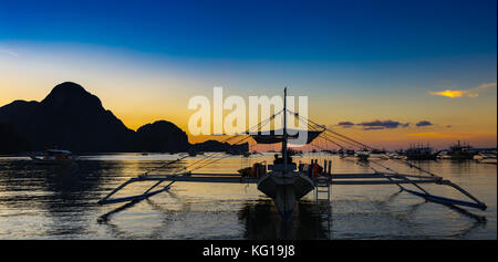 L'Asie, philippines, Palawan, El Nido, coucher de soleil sur la baie d'El Nido et l'île cadlao Banque D'Images