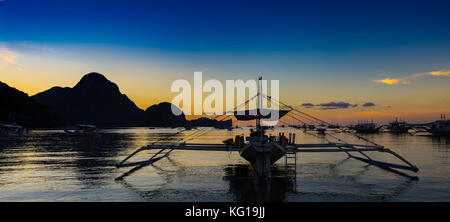 L'Asie, philippines, Palawan, El Nido, coucher de soleil sur la baie d'El Nido et l'île cadlao Banque D'Images