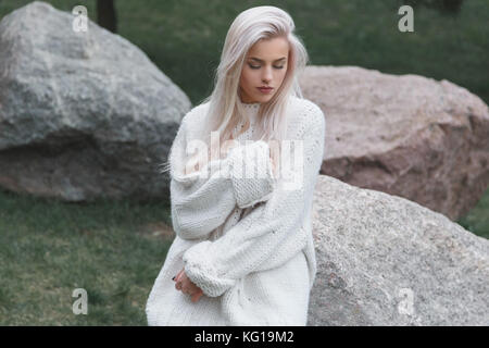 Blondhair belle femme portée au blanc en tricot sweater Banque D'Images