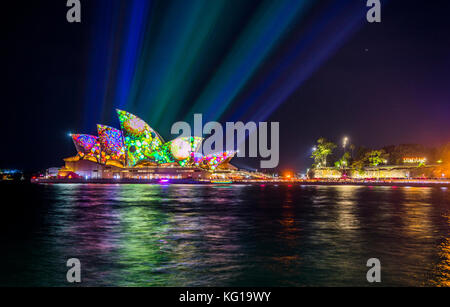 L'Australie, Nouvelle Galles du Sud, de l'Opéra de Sydney, l'éclairage des voiles avec des créatures audio au cours de lumière vive 2017 Banque D'Images