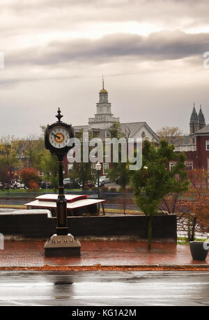 Auburn , New York, USA. vue de la ville de auburn, new york du Loop street, à l'ouest, vers la ville avec l'horloge décorative et auburn ville cle Banque D'Images