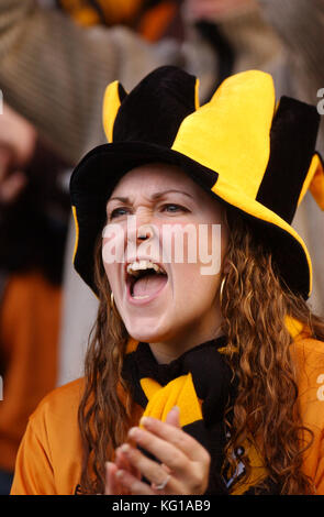 Fan de football féminin d'encouragement supporter son équipe 2003 Wolverhampton Wanderers Banque D'Images