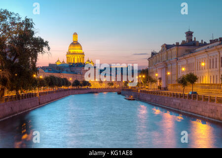 Vue de nuit sur la rivière moïka illuminée et la cathédrale Saint Isaac derrière les bâtiments, st. Petersburg, Russie Banque D'Images