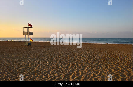 Beach Tower pour lifeguard dans le tôt le matin Banque D'Images