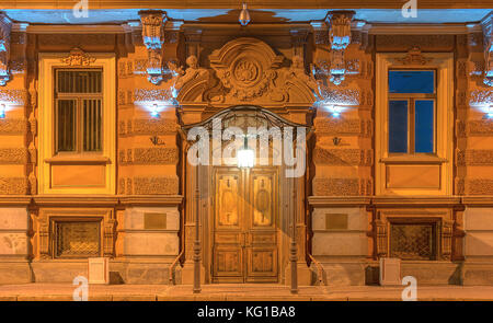 Plusieurs fenêtres dans une rangée et porte sur la façade illuminée de nuit de bâtiment de bureau urbain Vue avant, st. Petersburg, Russie Banque D'Images