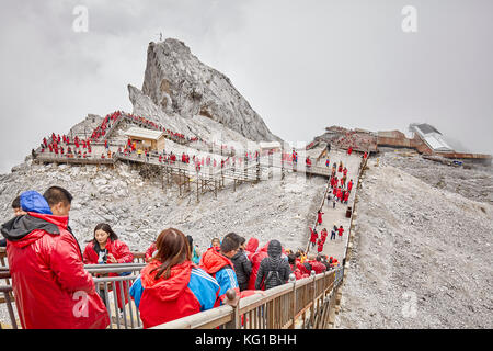 Lijiang, Yunnan, Chine - 23 septembre 2017 : les touristes sur l'escalier menant à la Montagne Enneigée du Dragon de Jade plate-forme d'observation située à 4680 mètres. Banque D'Images