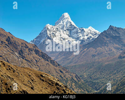 L'Ama Dablam montagne. Le pic principal est 6812 mètres, région de l'Everest de l'Himalaya, au Népal. Banque D'Images