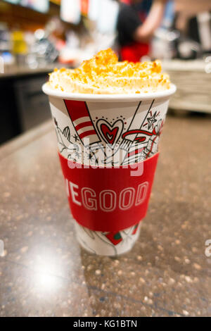 Flintshire, Nord, UK 2017. Le début de la période des fêtes ou au moins pour les boissons de fête chez Starbucks coffee shops. Bien que les tasses rouges sont synonymes de Starbucks et Noël, ils ont pour la première fois modifié la tasse design, qui vont en vente dès aujourd'hui Banque D'Images