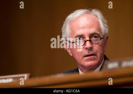 Washington, États-Unis. 01 novembre 2017. Le sénateur américain Bob Corker (républicain du Tennessee) lors d'une audience du Comité sénatorial des banques et des finances au Capitole à Washington, DC le 1er novembre 2017. Crédit : Alex Edelman/CNP - PAS DE SERVICE BANCAIRE · crédit : Alex Edelman/Consolidated/dpa/Alamy Live News Banque D'Images